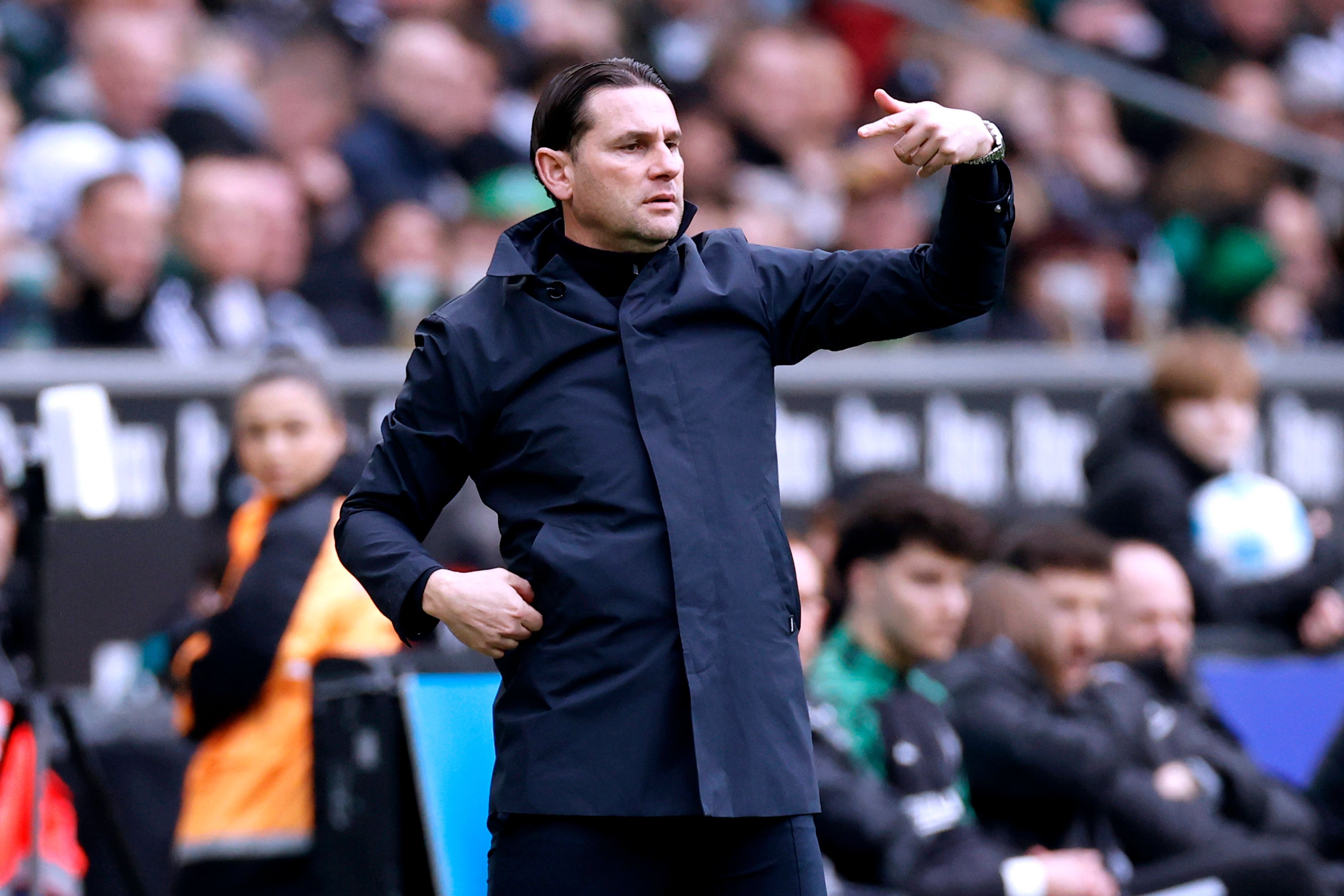 Borussia Mönchengladbachs Trainer Gerardo Seoane gestikuliert während des Bundesliga-Heimspiels gegen den FC Augsburg an der Seitenlinie mit der linken Hand.
