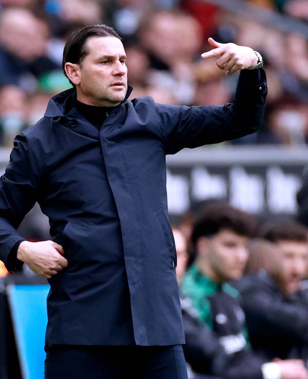 Borussia Mönchengladbachs Trainer Gerardo Seoane gestikuliert während des Bundesliga-Heimspiels gegen den FC Augsburg an der Seitenlinie mit der linken Hand.