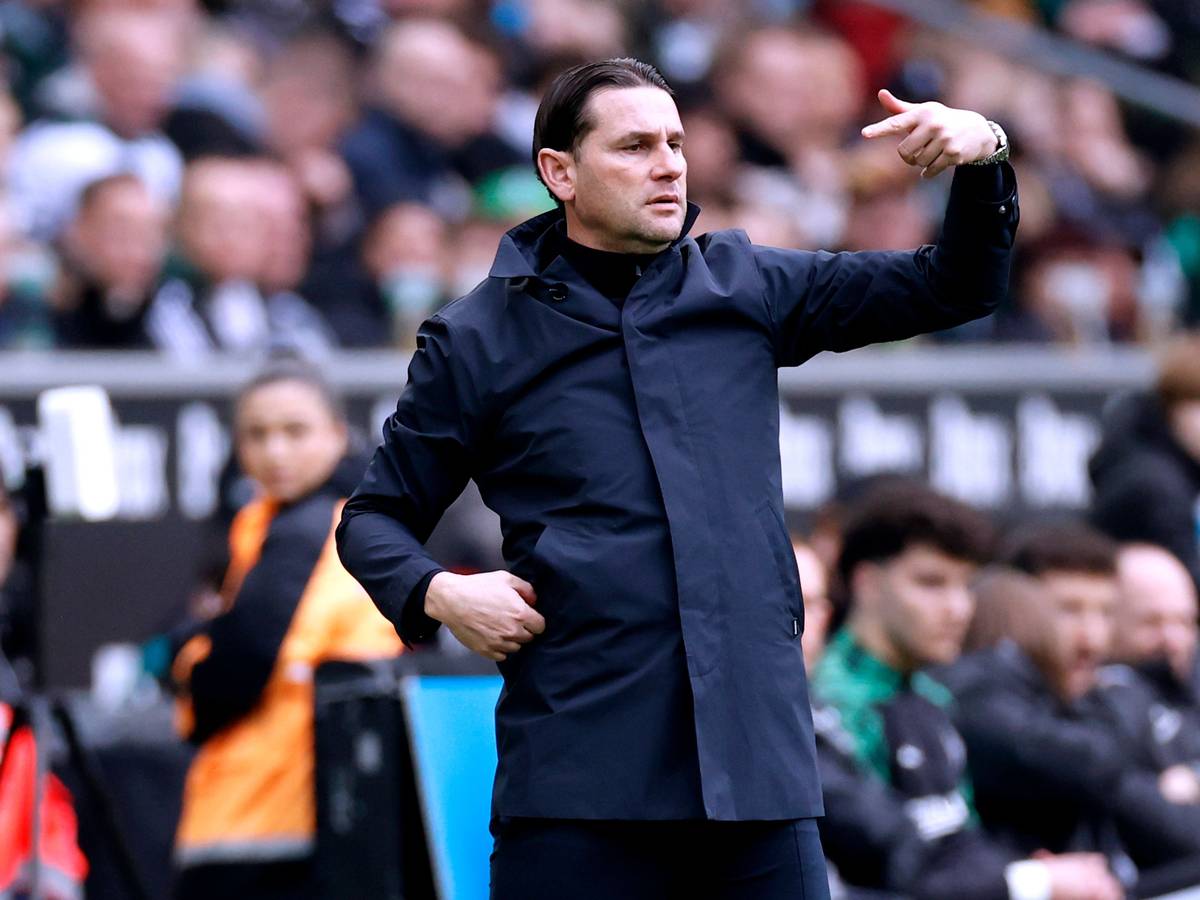 Borussia Mönchengladbachs Trainer Gerardo Seoane gestikuliert während des Bundesliga-Heimspiels gegen den FC Augsburg an der Seitenlinie mit der linken Hand.