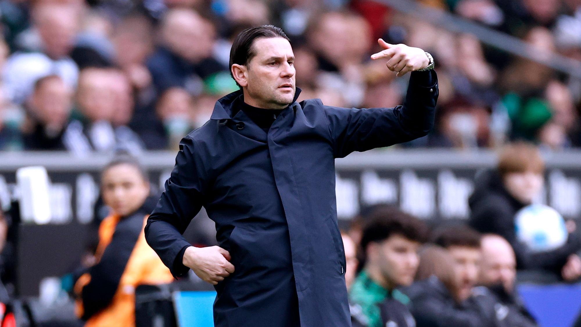 Borussia Mönchengladbachs Trainer Gerardo Seoane gestikuliert während des Bundesliga-Heimspiels gegen den FC Augsburg an der Seitenlinie mit der linken Hand.