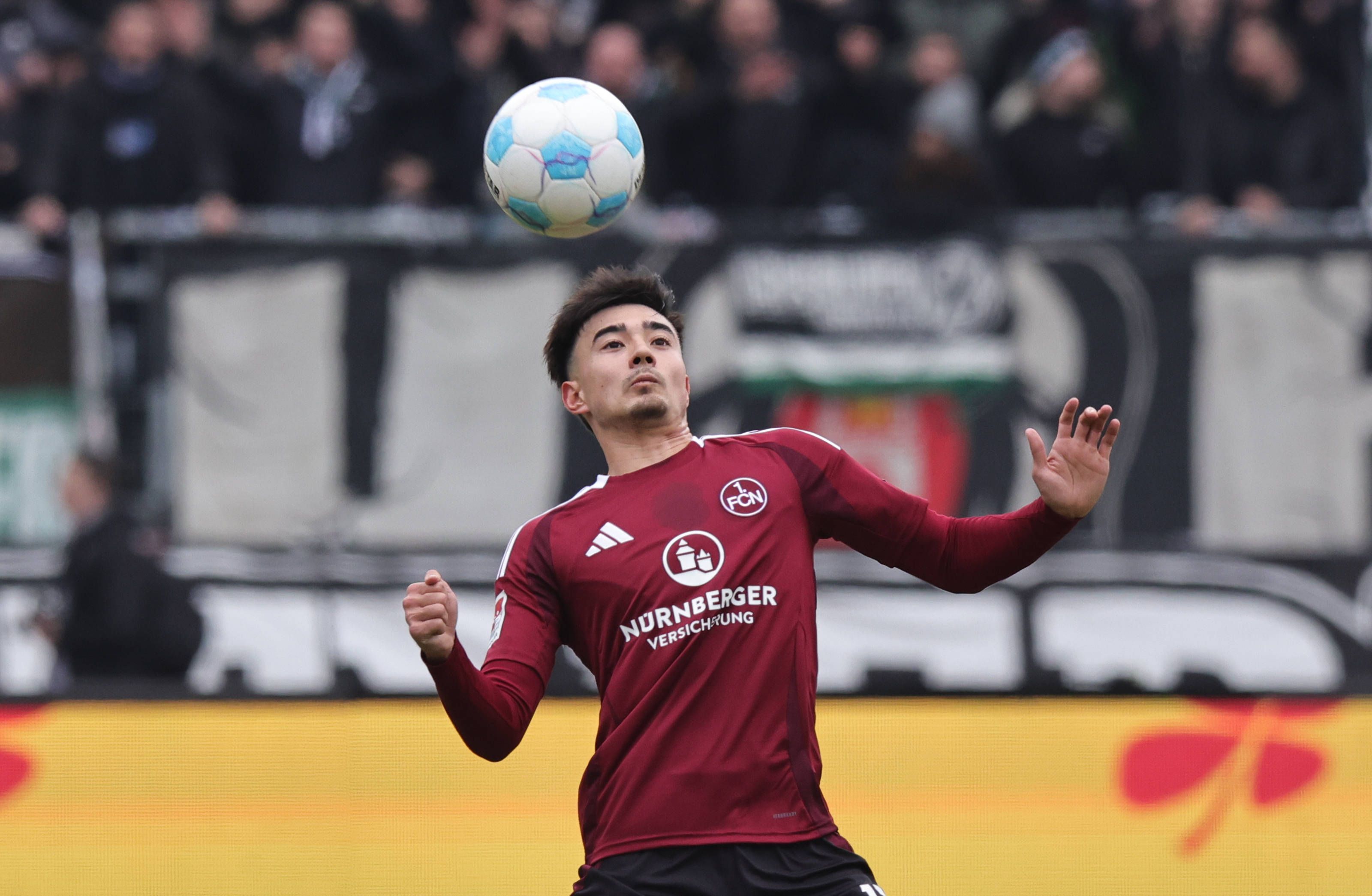 Nürnbergs Jens Castrop nimmt den Ball im Spiel gegen Hannover 96 mit der Brust an.