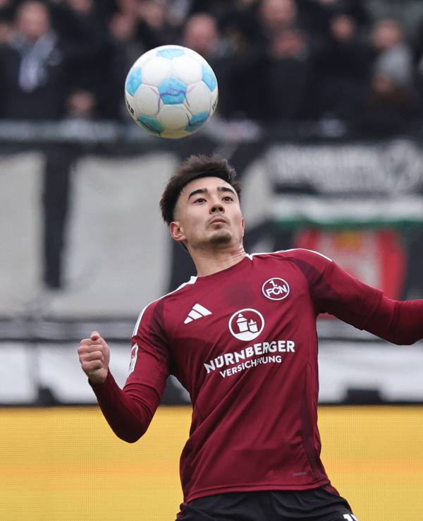 Nürnbergs Jens Castrop nimmt den Ball im Spiel gegen Hannover 96 mit der Brust an.