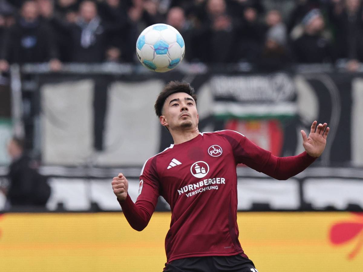 Nürnbergs Jens Castrop nimmt den Ball im Spiel gegen Hannover 96 mit der Brust an.