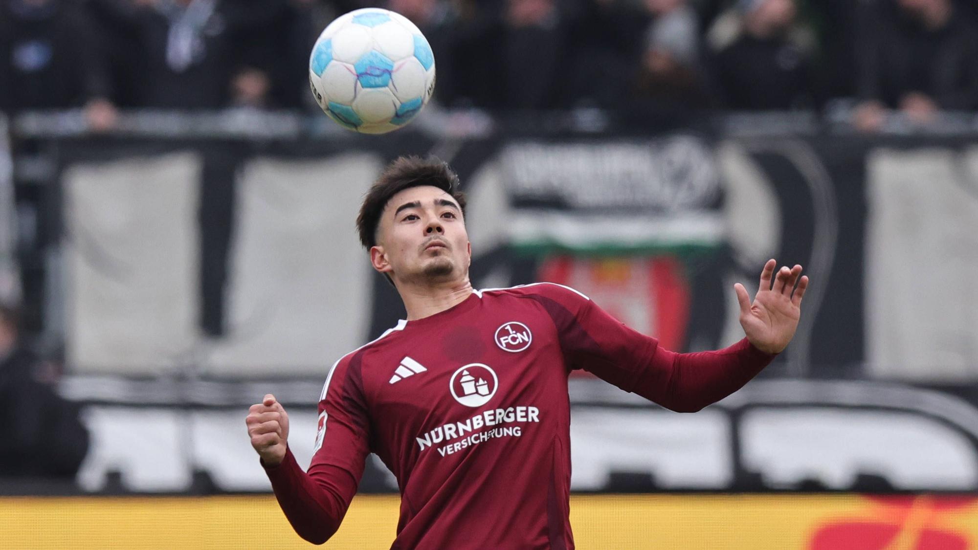 Nürnbergs Jens Castrop nimmt den Ball im Spiel gegen Hannover 96 mit der Brust an.