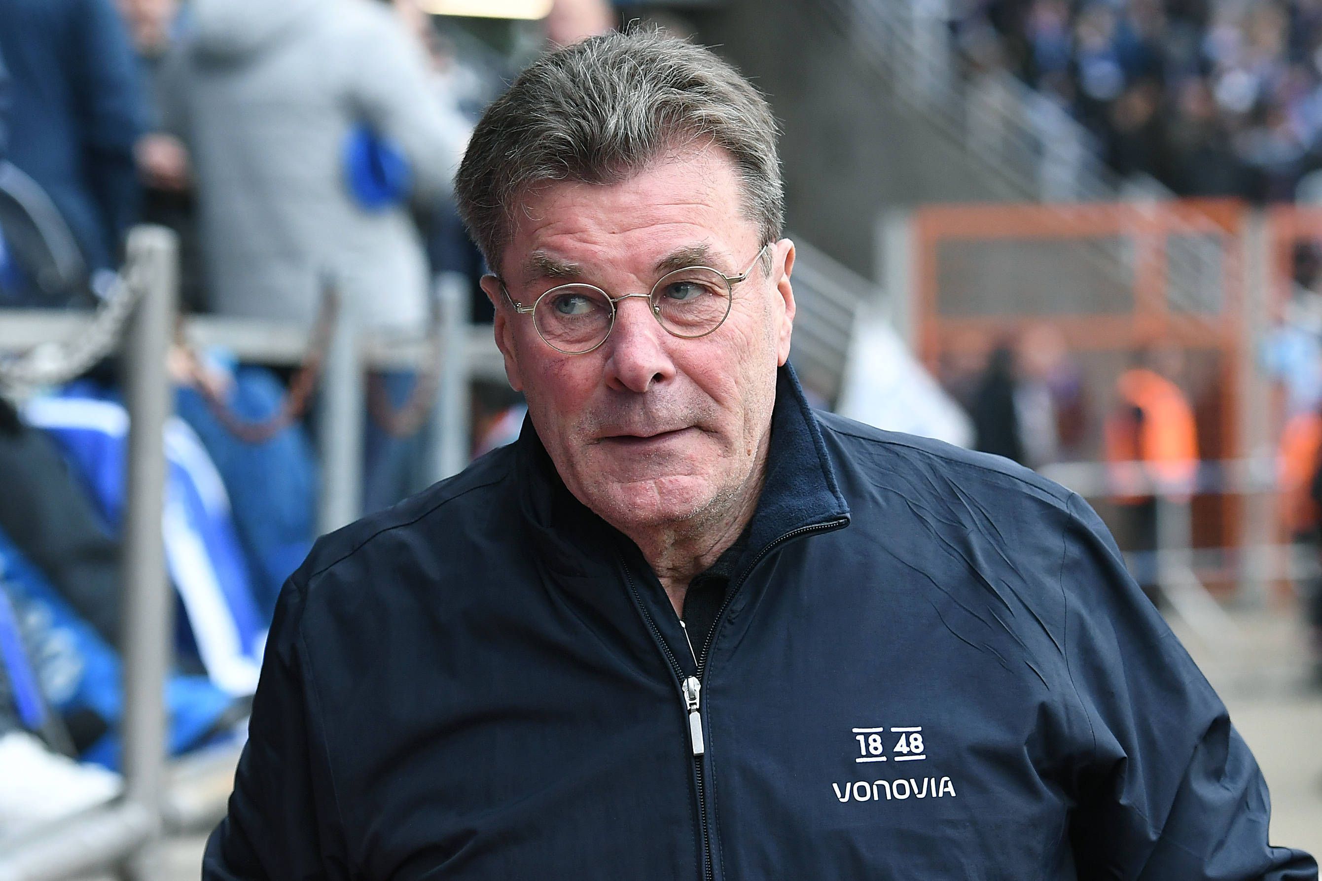 Bochums Trainer Dieter Hecking steht beim Bundesliga-Spiel gegen die TSG Hoffenheim am Spielfeldrand und schaut in Richtung Tribüne.