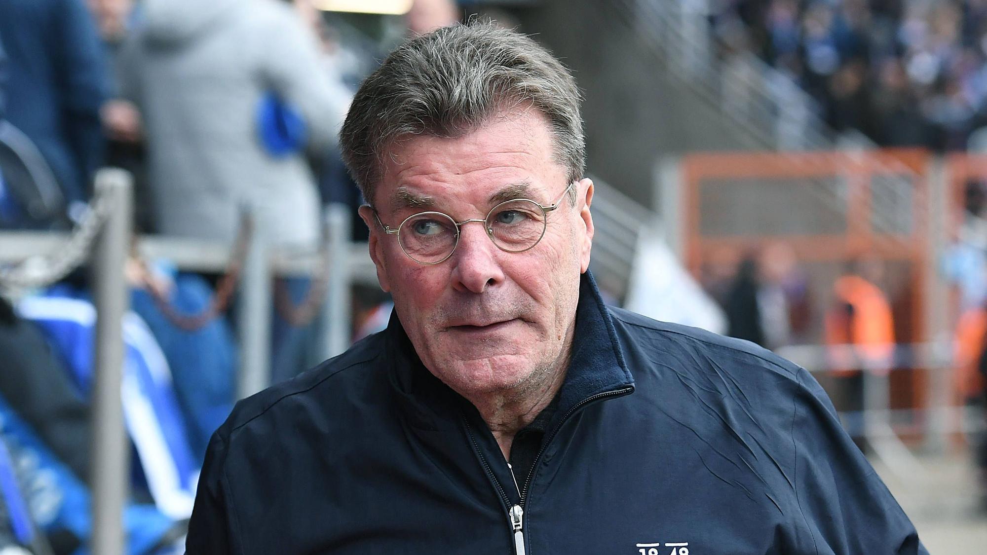 Bochums Trainer Dieter Hecking steht beim Bundesliga-Spiel gegen die TSG Hoffenheim am Spielfeldrand und schaut in Richtung Tribüne.