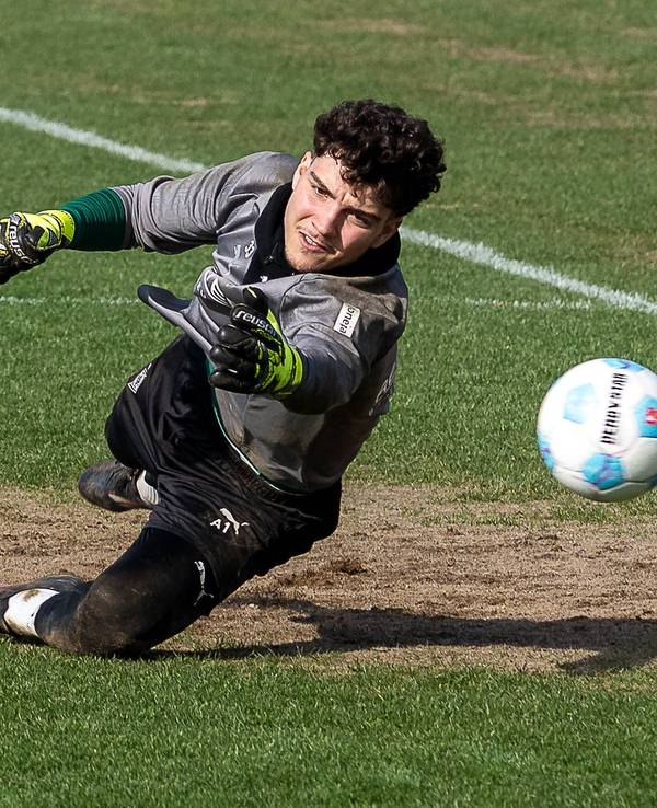 Borussia Mönchengladbachs Keeper Tiago Pereira Cardoso hechtet im Training nach einem Ball.