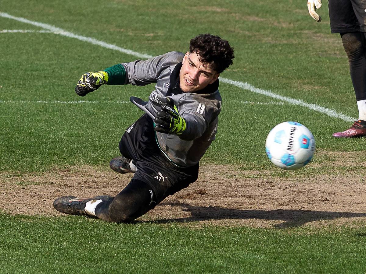 Borussia Mönchengladbachs Keeper Tiago Pereira Cardoso hechtet im Training nach einem Ball.
