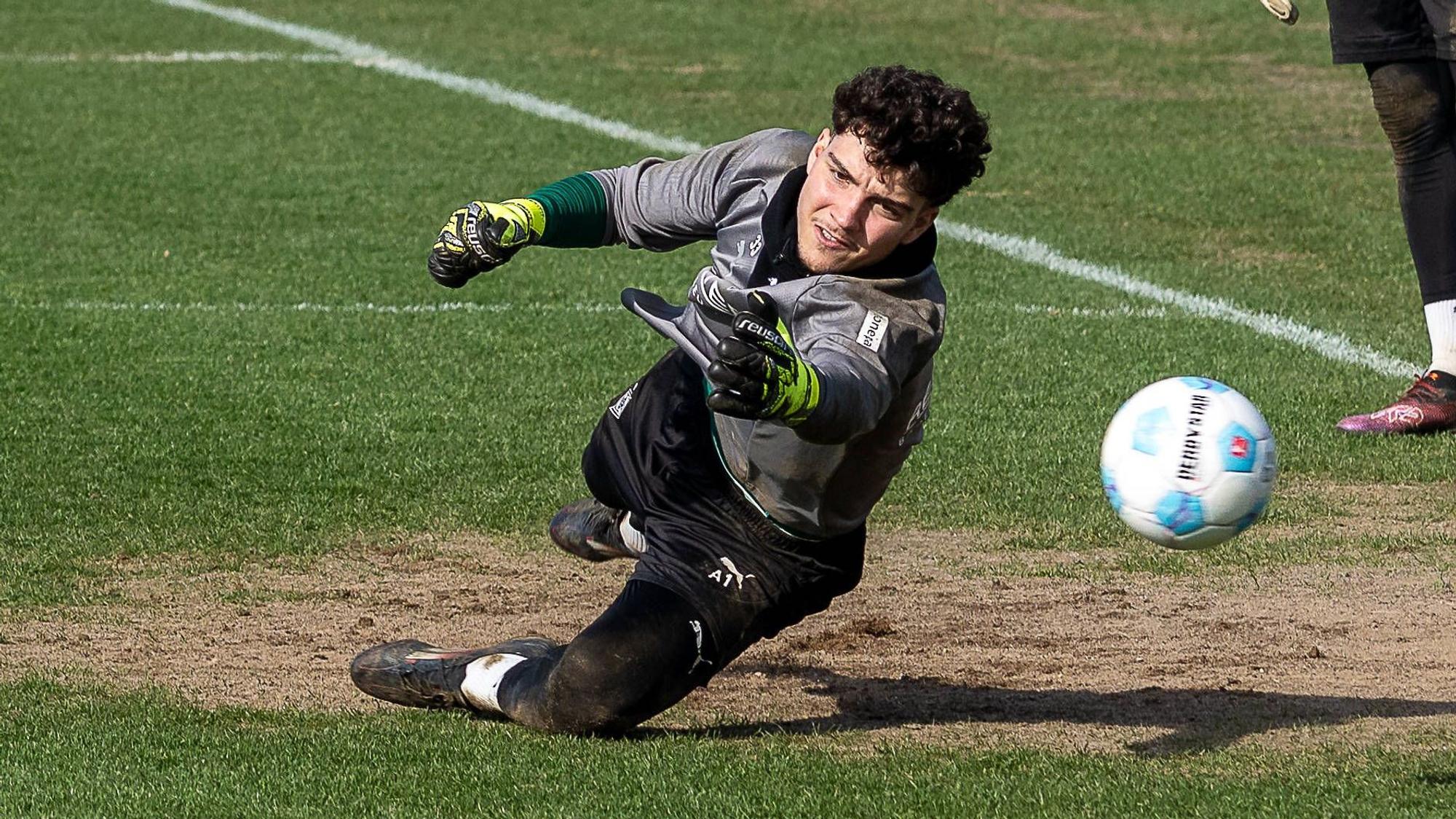 Borussia Mönchengladbachs Keeper Tiago Pereira Cardoso hechtet im Training nach einem Ball.