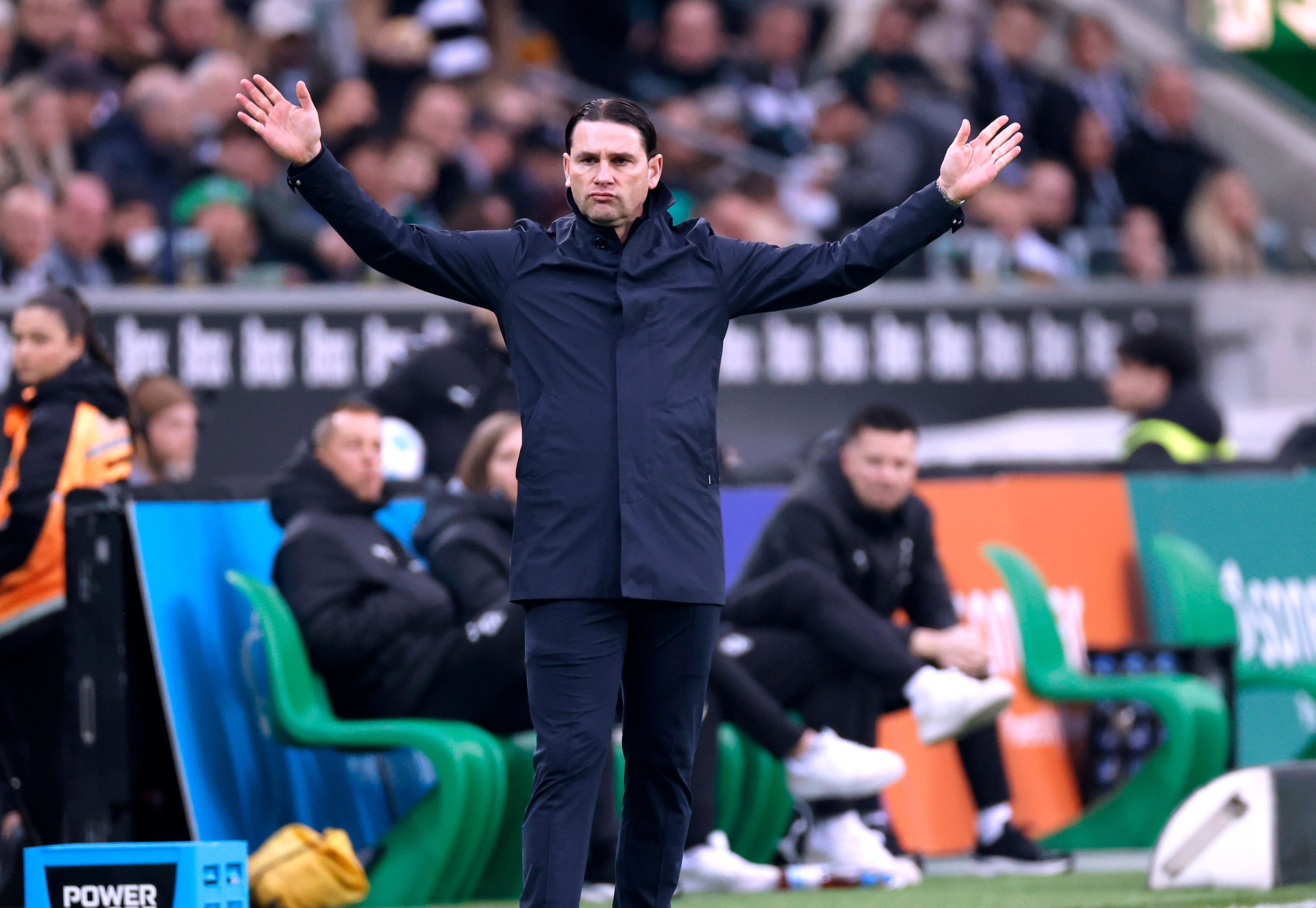 Borussia Mönchengladbachs Trainer Gerardo Seoane steht während des Bundesliga-Spiels gegen den FC Augsburg mit ausgebreiteten Armen an der Seitenlinie.