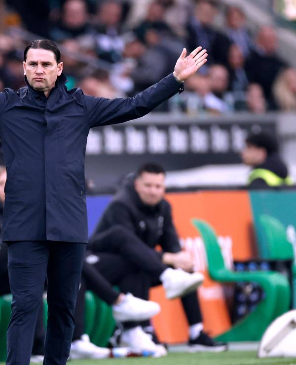 Borussia Mönchengladbachs Trainer Gerardo Seoane steht während des Bundesliga-Spiels gegen den FC Augsburg mit ausgebreiteten Armen an der Seitenlinie.
