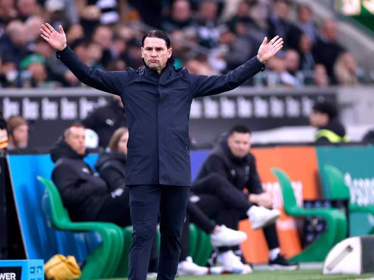 Borussia Mönchengladbachs Trainer Gerardo Seoane steht während des Bundesliga-Spiels gegen den FC Augsburg mit ausgebreiteten Armen an der Seitenlinie.