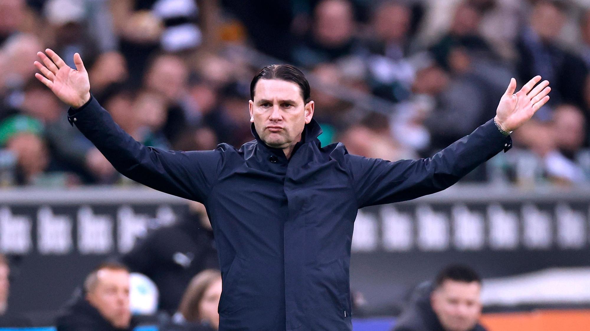 Borussia Mönchengladbachs Trainer Gerardo Seoane steht während des Bundesliga-Spiels gegen den FC Augsburg mit ausgebreiteten Armen an der Seitenlinie.