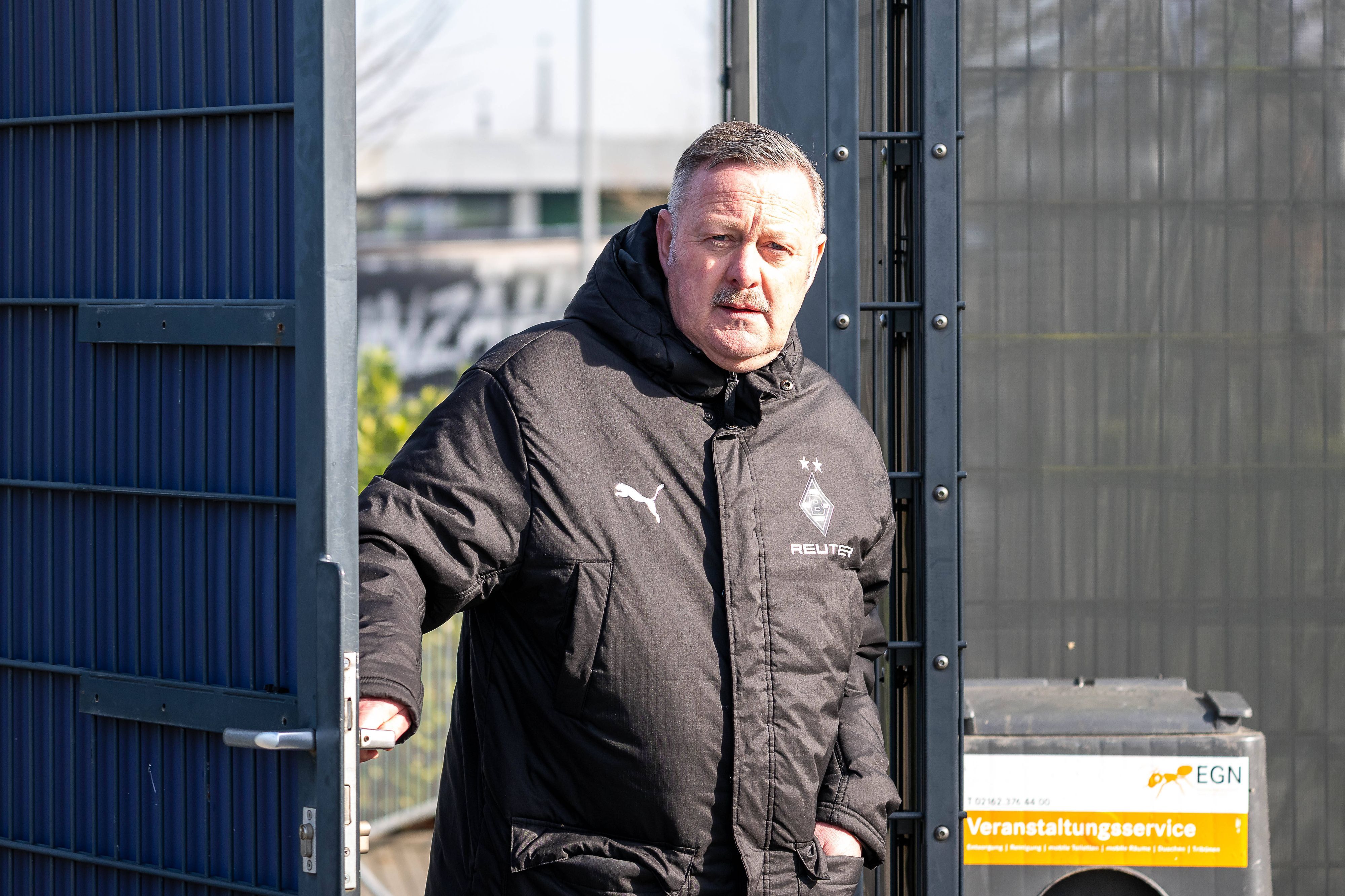 Roland Virkus betritt den Trainingsplatz.