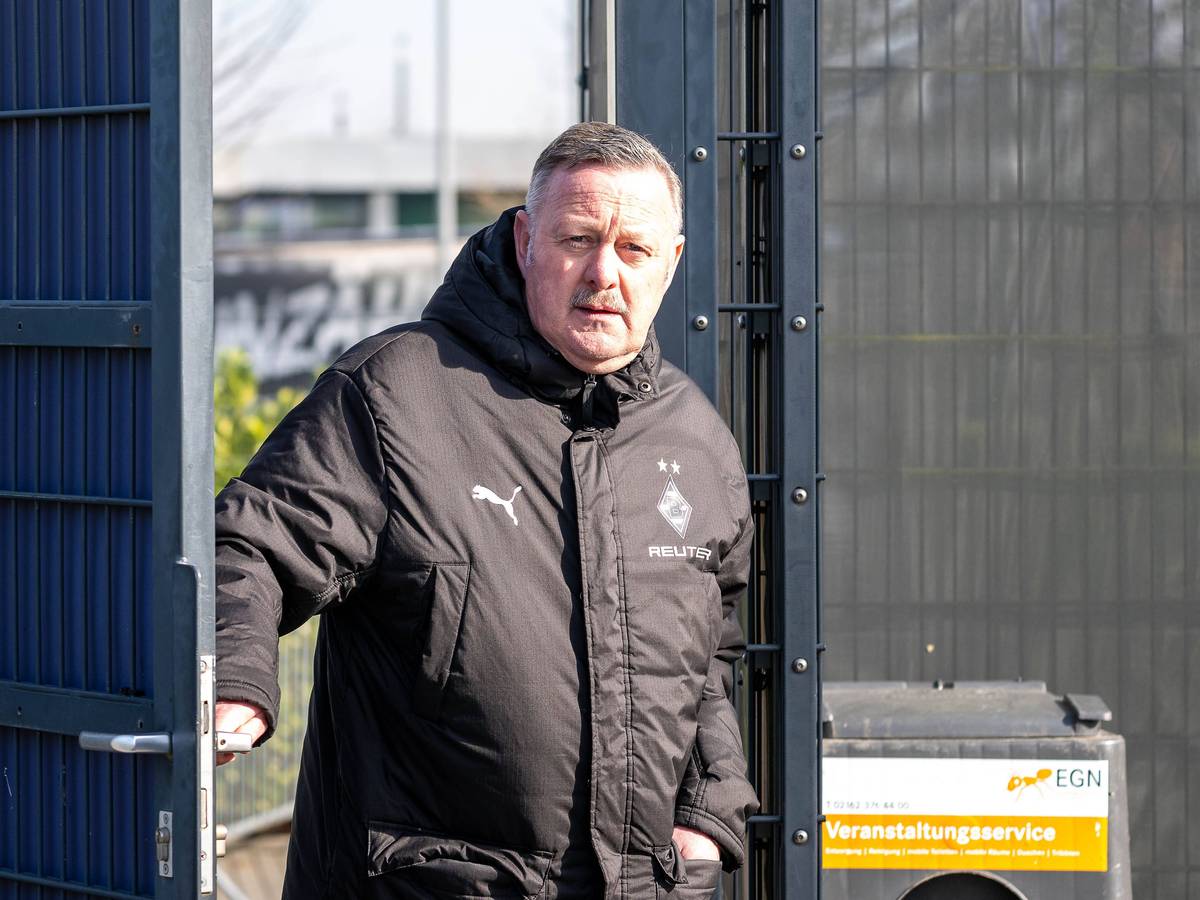Roland Virkus betritt den Trainingsplatz.