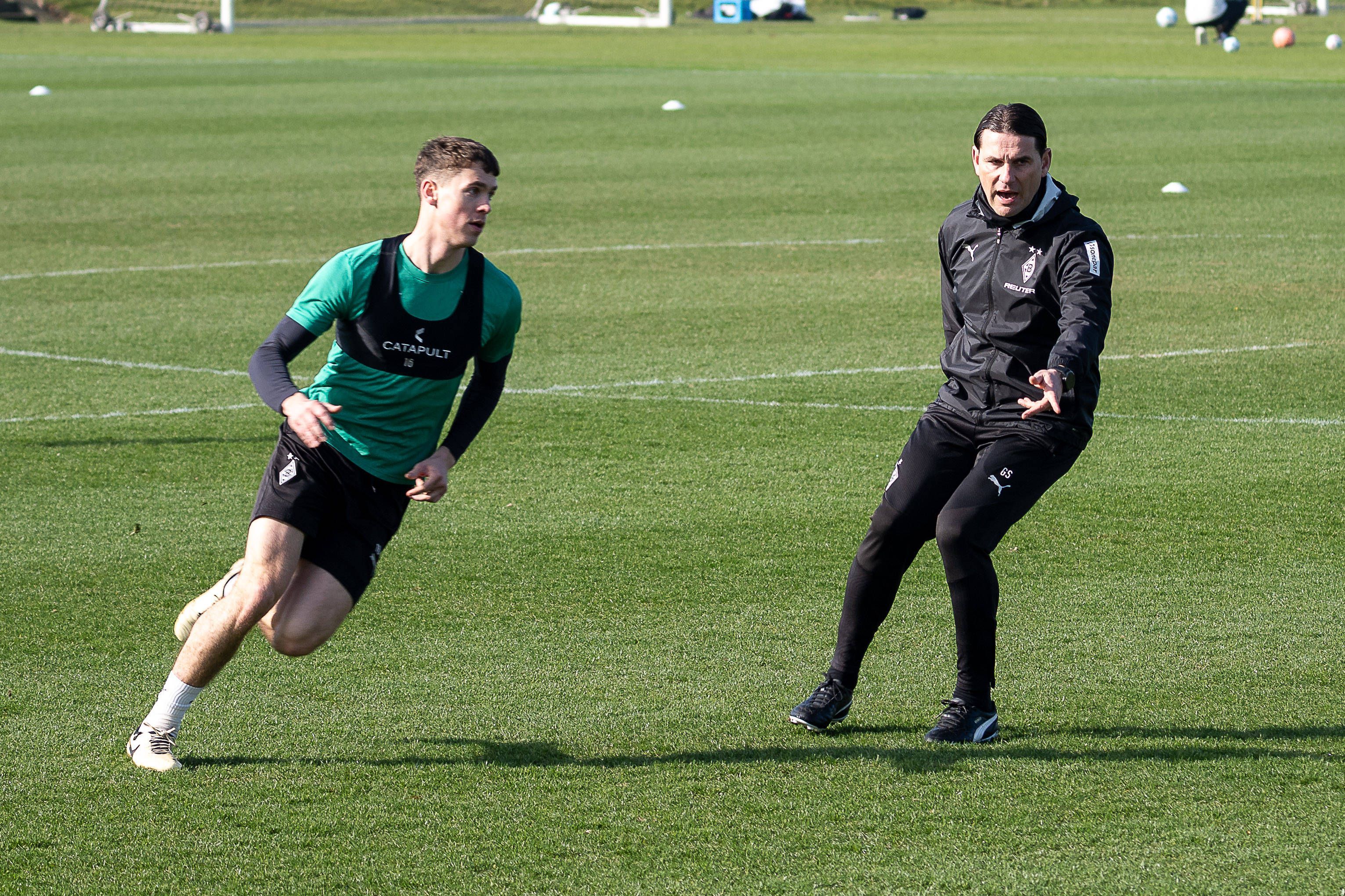 Gerardo Seoane gibt Philipp Sander beim Training Anweisungen.