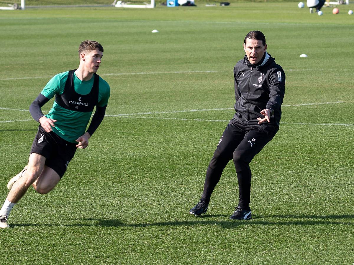 Gerardo Seoane gibt Philipp Sander beim Training Anweisungen.
