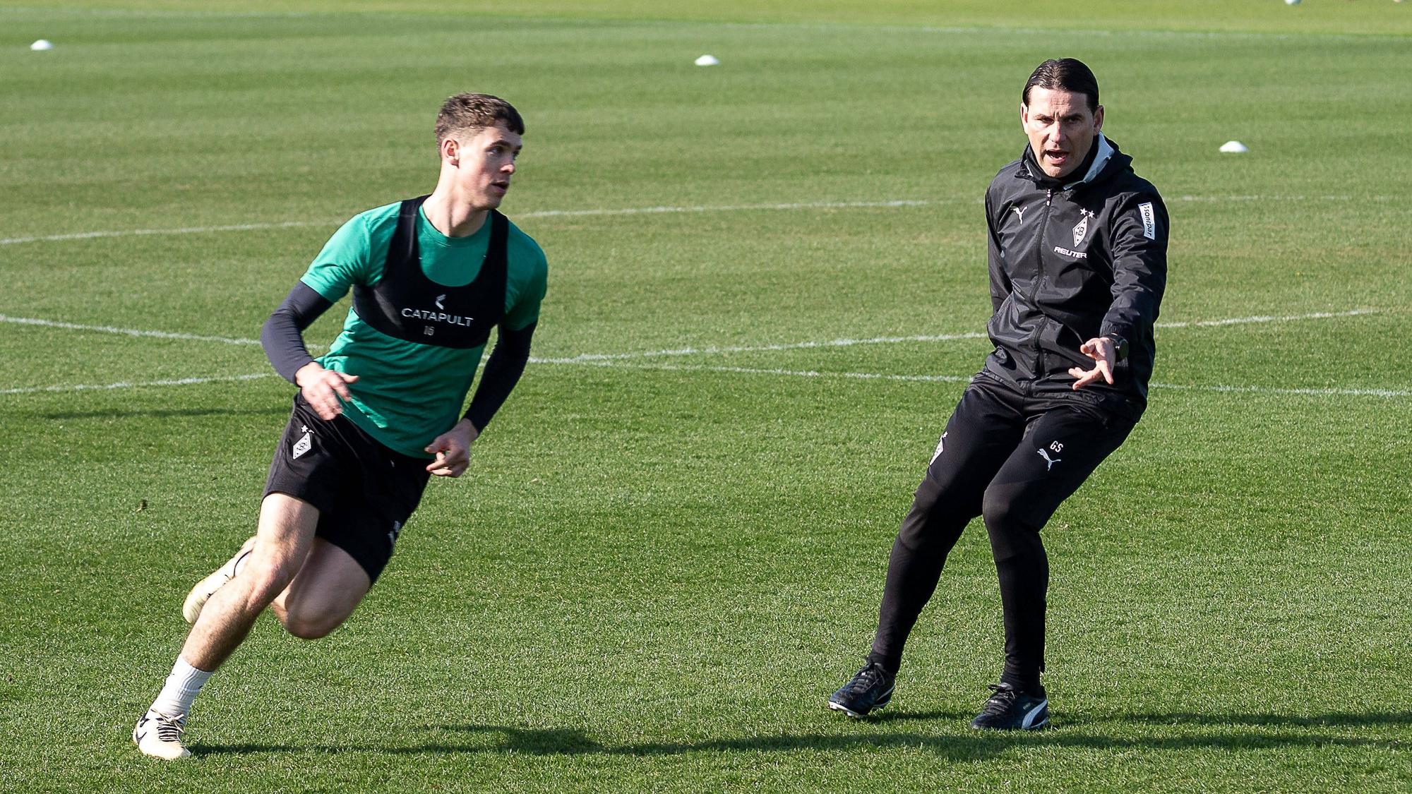 Gerardo Seoane gibt Philipp Sander beim Training Anweisungen.