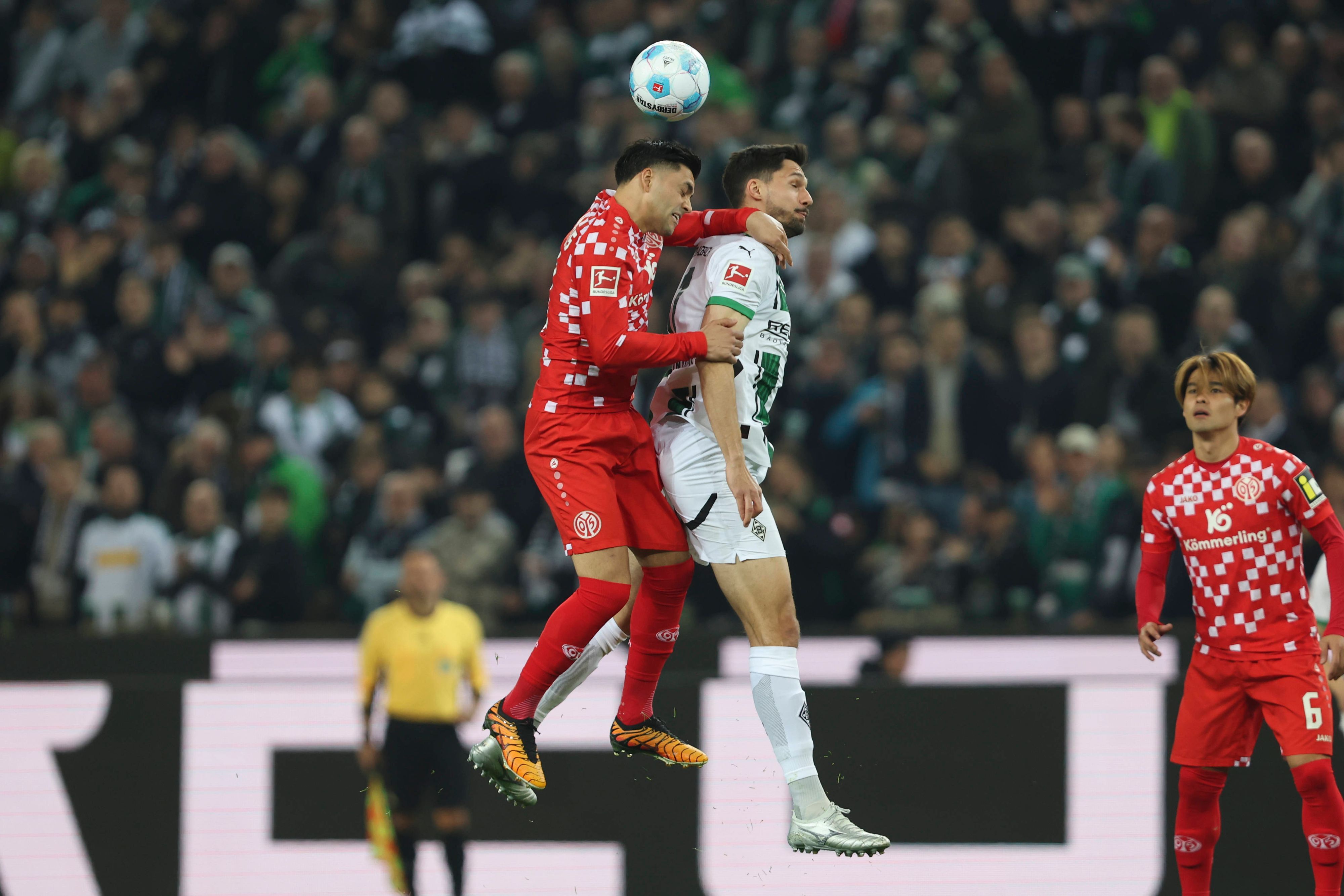 Tim Kleindienst im Kopfball-Duell gegen Nadiem Amiri.