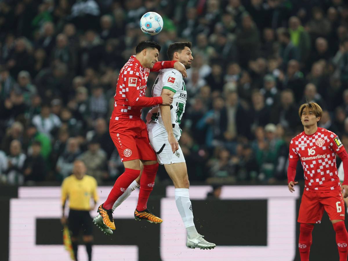 Tim Kleindienst im Kopfball-Duell gegen Nadiem Amiri.