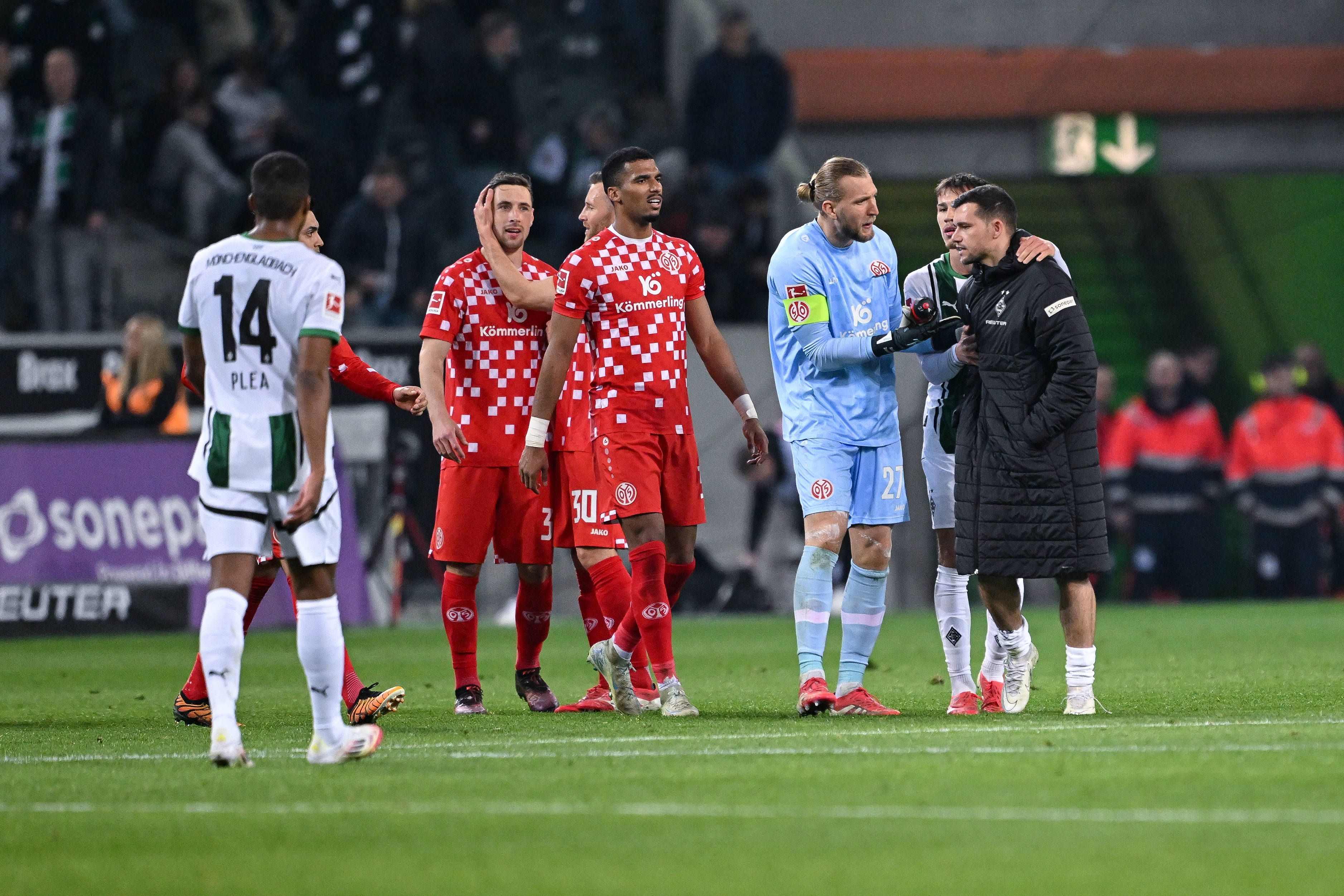 Kevin Stöger sucht nach Spielende das Gespräch mit Dominik Kohr.