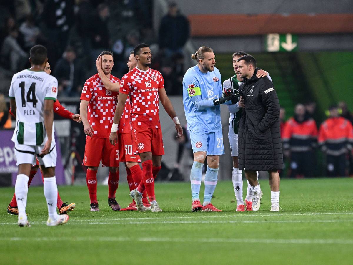 Kevin Stöger sucht nach Spielende das Gespräch mit Dominik Kohr.