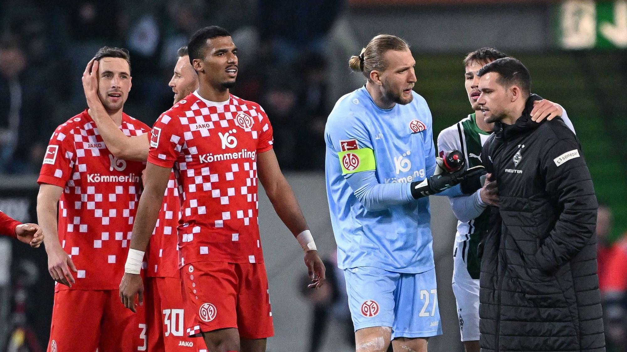 Kevin Stöger sucht nach Spielende das Gespräch mit Dominik Kohr.