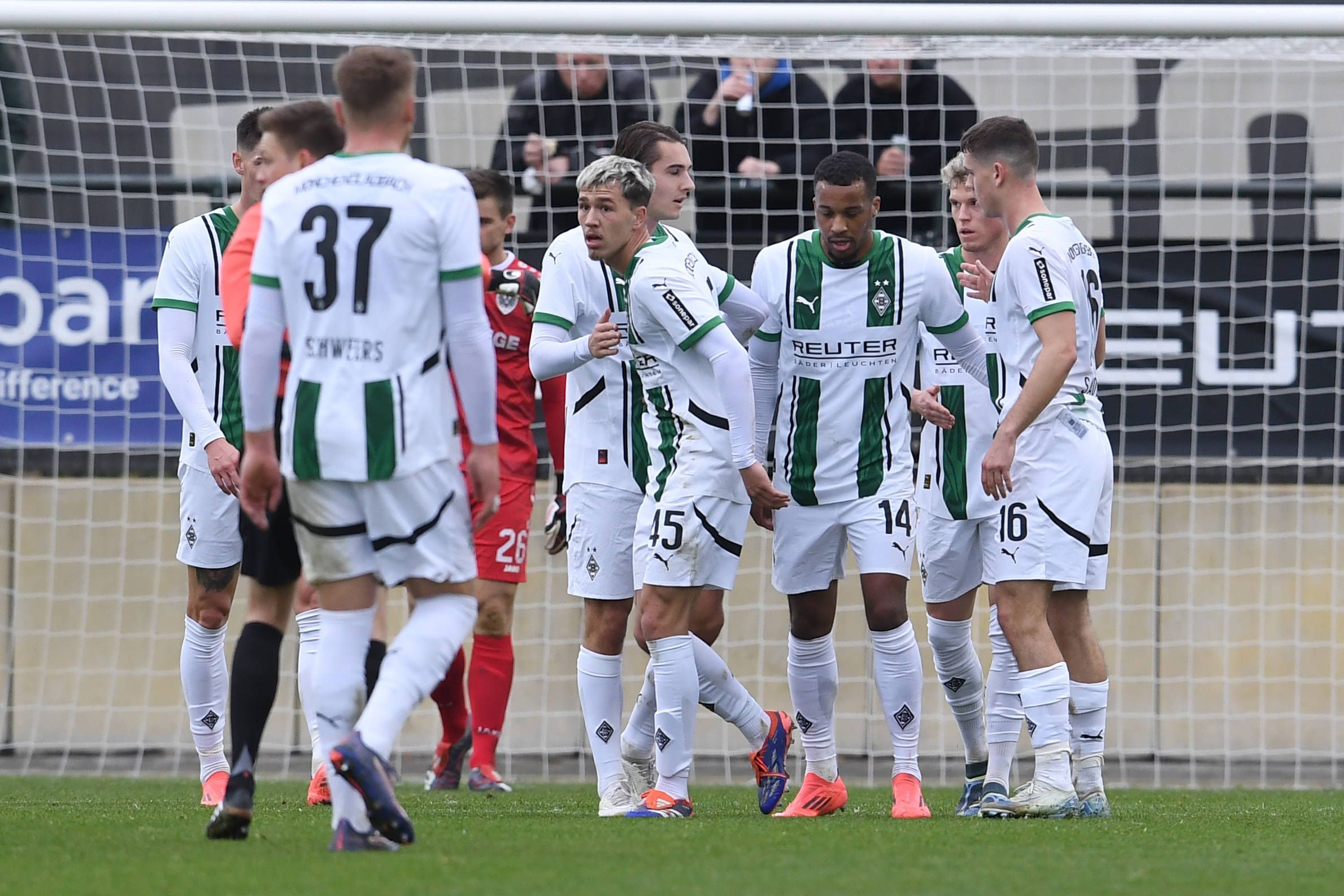 Spieler von Borussia Mönchengladbach jubeln.