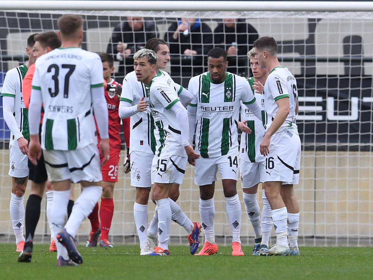 Spieler von Borussia Mönchengladbach jubeln.