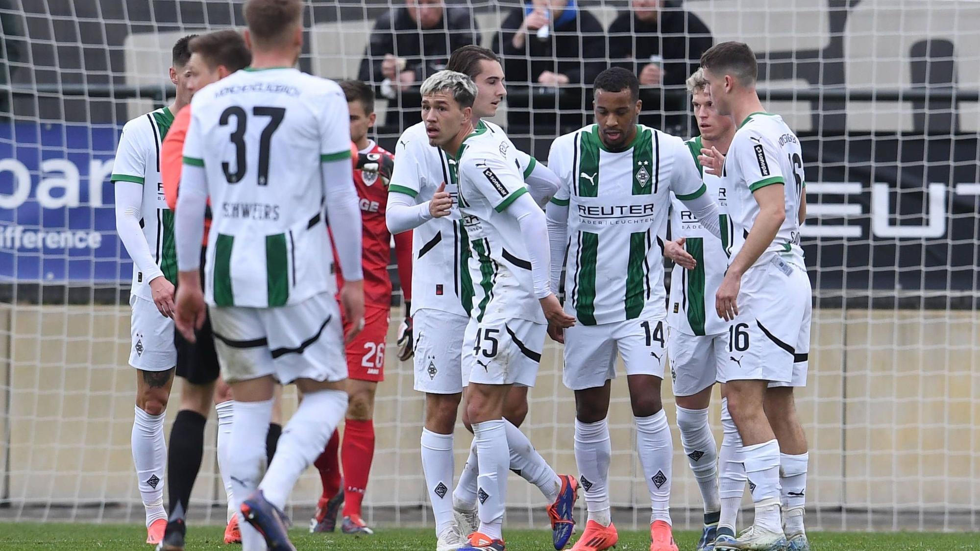 Spieler von Borussia Mönchengladbach jubeln.