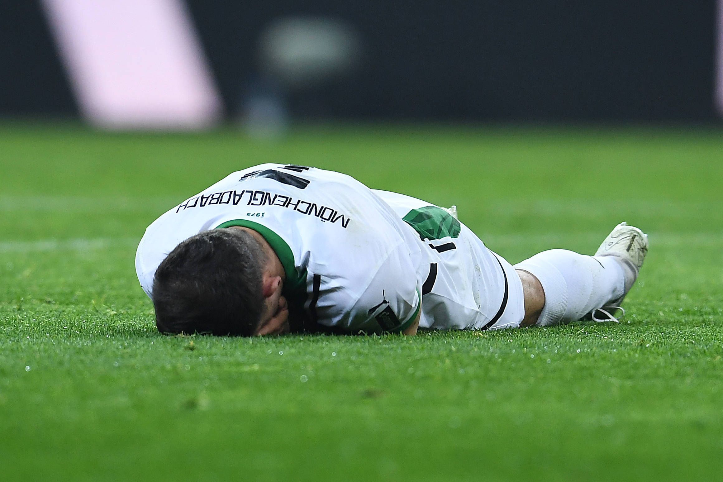 Kevin Stöger liegt im Strafraum.