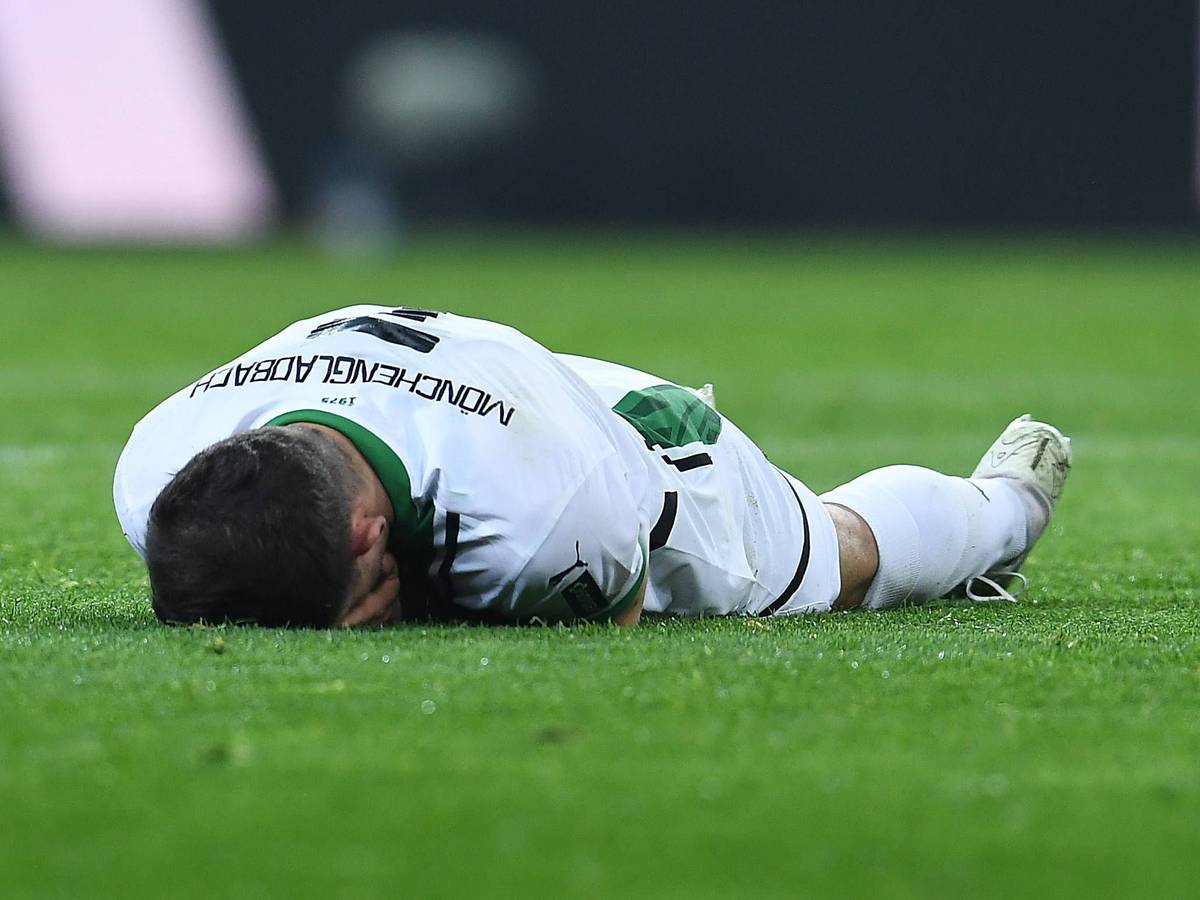 Kevin Stöger liegt im Strafraum.