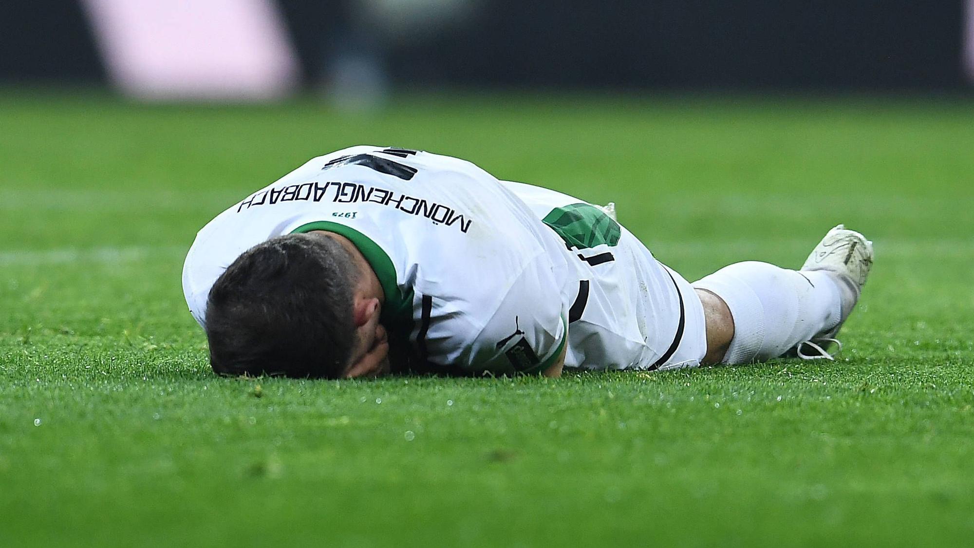Kevin Stöger liegt im Strafraum.