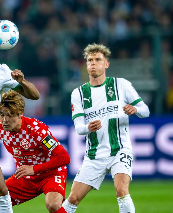Borussia Mönchengladbachs Alassane Plea köpft den Ball, Mainz-Profi Kaishu Sano steht dahinter, Gladbachs Robin Hack beobachtet die Szene.