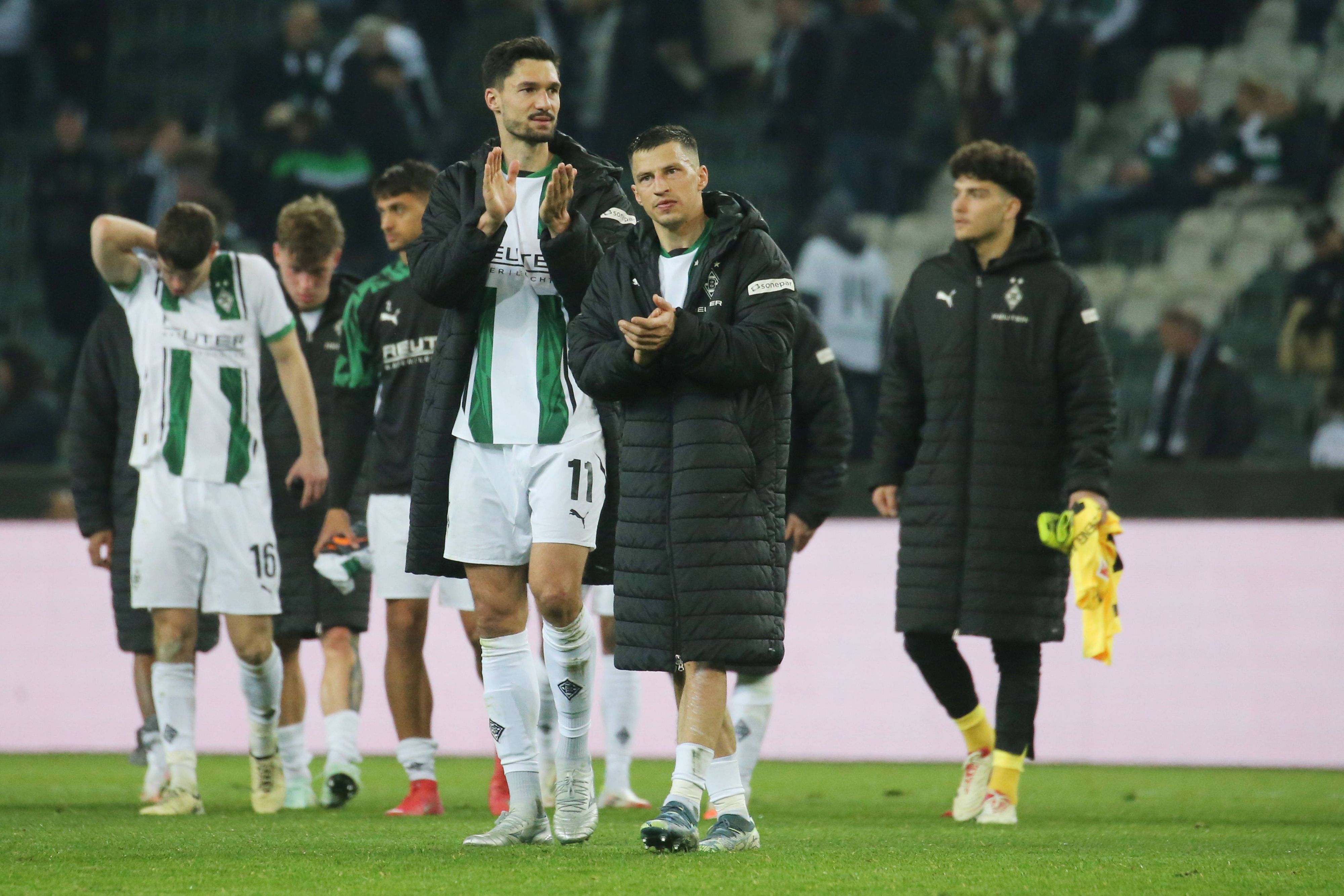Die Gladbach-Profis Tim Kleindienst und Stefan Lainer laufen nach dem Bundesliga-Heimspiel gegen den 1. FSV Mainz 05 nebeneinander über den Platz und applaudieren den Fans.