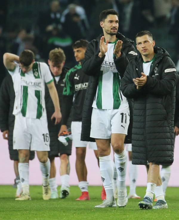 Die Gladbach-Profis Tim Kleindienst und Stefan Lainer laufen nach dem Bundesliga-Heimspiel gegen den 1. FSV Mainz 05 nebeneinander über den Platz und applaudieren den Fans.