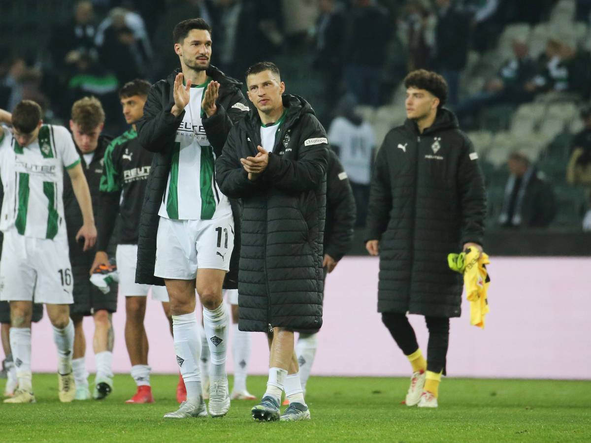 Die Gladbach-Profis Tim Kleindienst und Stefan Lainer laufen nach dem Bundesliga-Heimspiel gegen den 1. FSV Mainz 05 nebeneinander über den Platz und applaudieren den Fans.