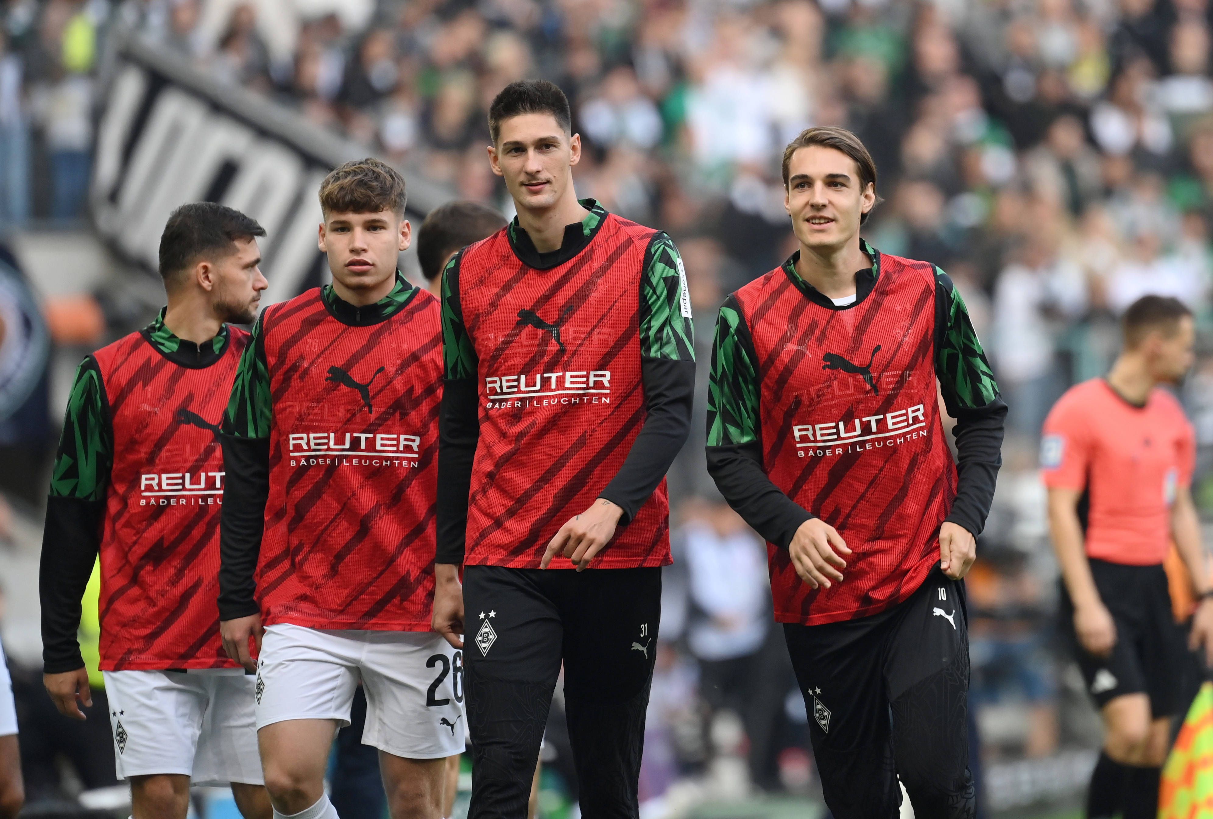 Die Gladbach-Reservisten um Tomas Cvancara gehen beim Bundesliga-Heimspiel gegen den 1. FC Heidenheim gemeinsam zum Aufwärmen.