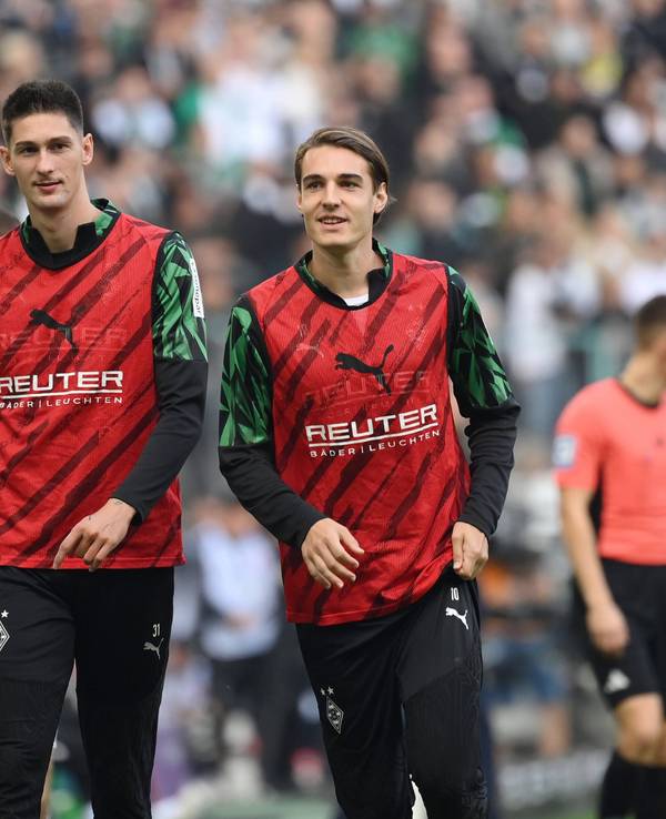 Die Gladbach-Reservisten um Tomas Cvancara gehen beim Bundesliga-Heimspiel gegen den 1. FC Heidenheim gemeinsam zum Aufwärmen.