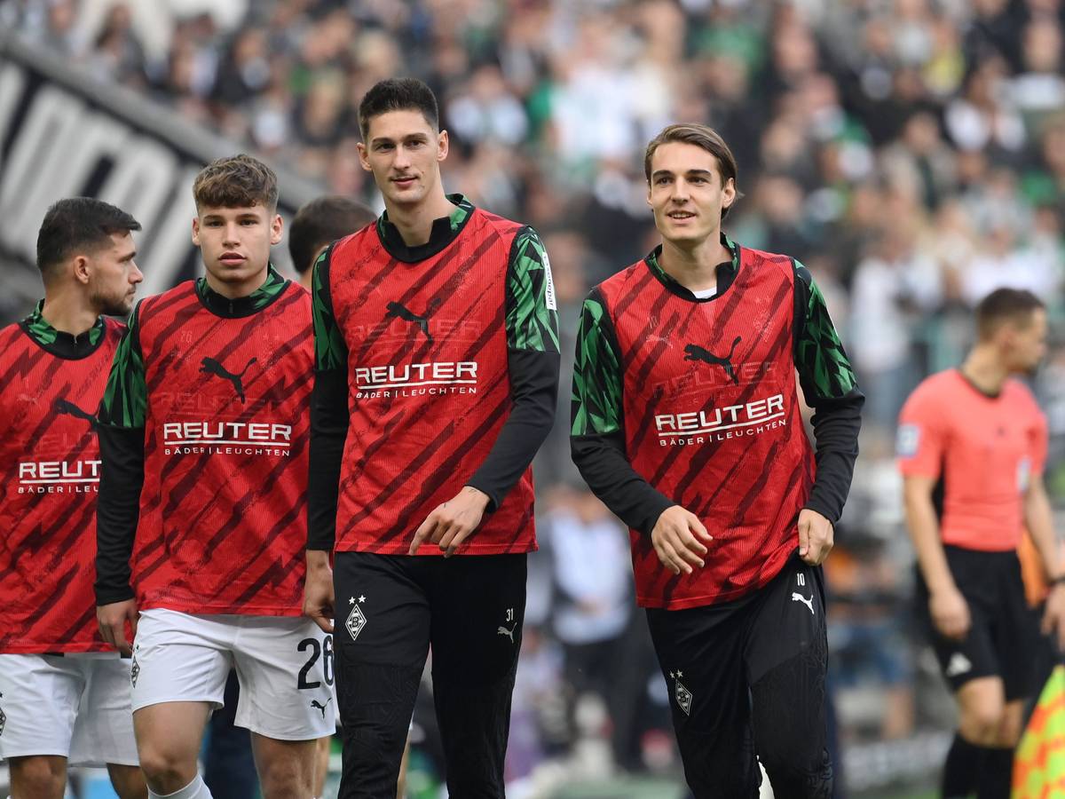 Die Gladbach-Reservisten um Tomas Cvancara gehen beim Bundesliga-Heimspiel gegen den 1. FC Heidenheim gemeinsam zum Aufwärmen.