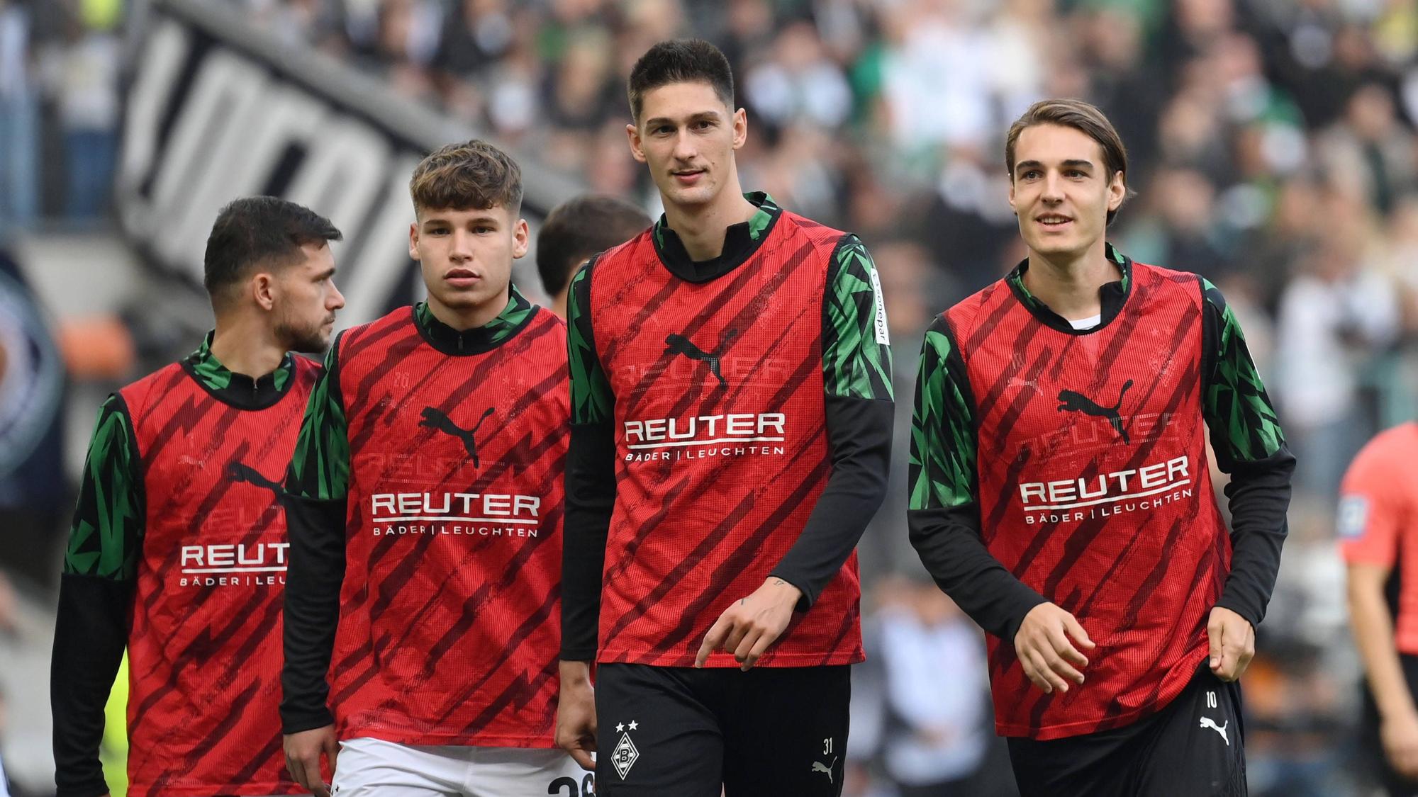 Die Gladbach-Reservisten um Tomas Cvancara gehen beim Bundesliga-Heimspiel gegen den 1. FC Heidenheim gemeinsam zum Aufwärmen.