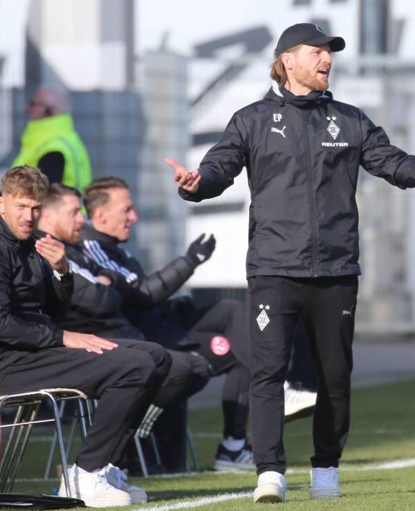Borussia Mönchengladbachs Trainer Eugen Polanski steht beim Spiel in Düsseldorf mit ausgebreiteten Armen an der Seitenlinie und ruft auf das Spielfeld.