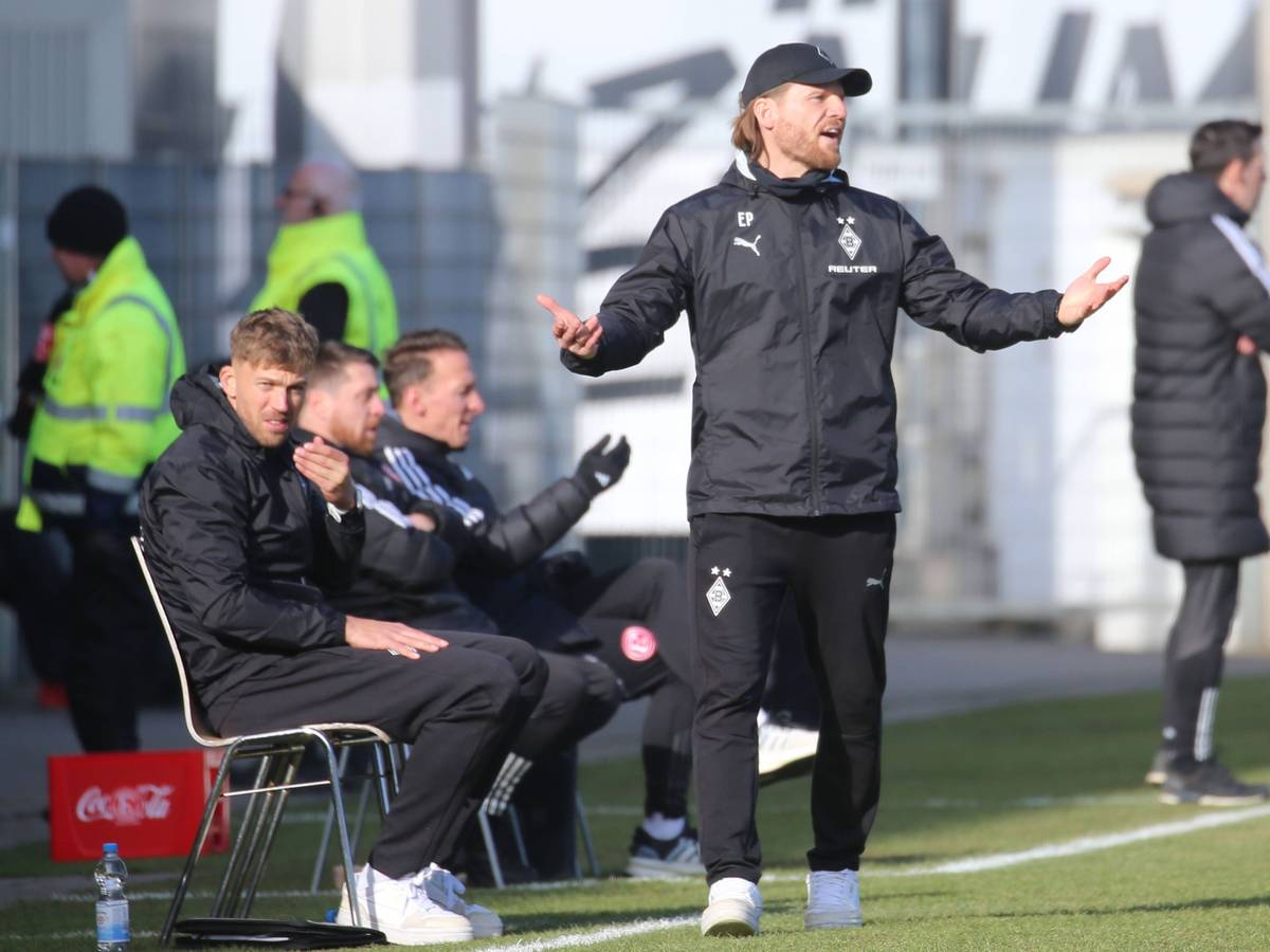 Borussia Mönchengladbachs Trainer Eugen Polanski steht beim Spiel in Düsseldorf mit ausgebreiteten Armen an der Seitenlinie und ruft auf das Spielfeld.