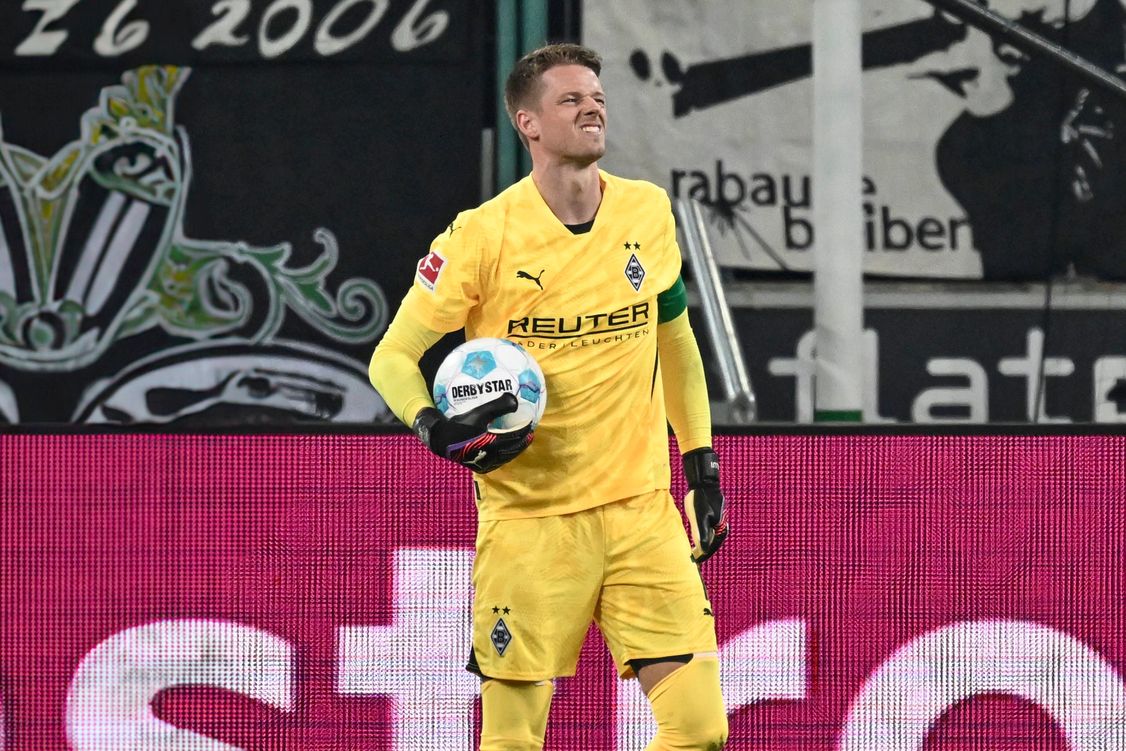 Jonas Omlin mit dem Ball in der Hand verzieht das Gesicht.