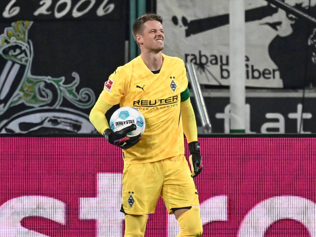 Jonas Omlin mit dem Ball in der Hand verzieht das Gesicht.
