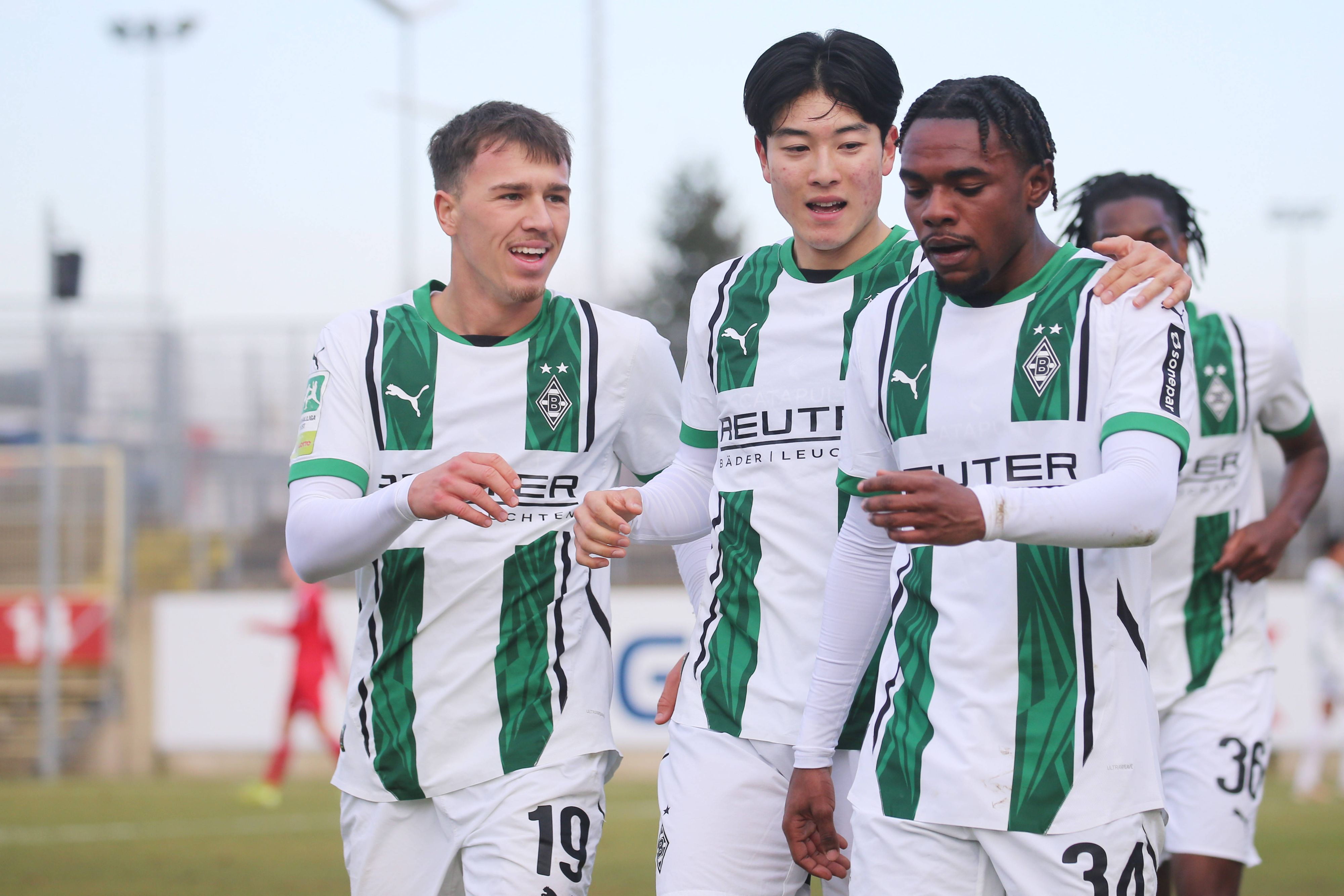 Borussia Mönchengladbachs Charles Herrmann bejubelt sein Tor im Regionalliga-Spiel bei Fortuna Düsseldorf mit seinen Teamkollegen Noah Pesch und In-gyom Jung.