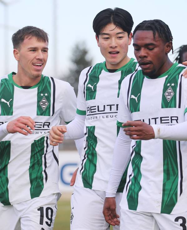 Borussia Mönchengladbachs Charles Herrmann bejubelt sein Tor im Regionalliga-Spiel bei Fortuna Düsseldorf mit seinen Teamkollegen Noah Pesch und In-gyom Jung.