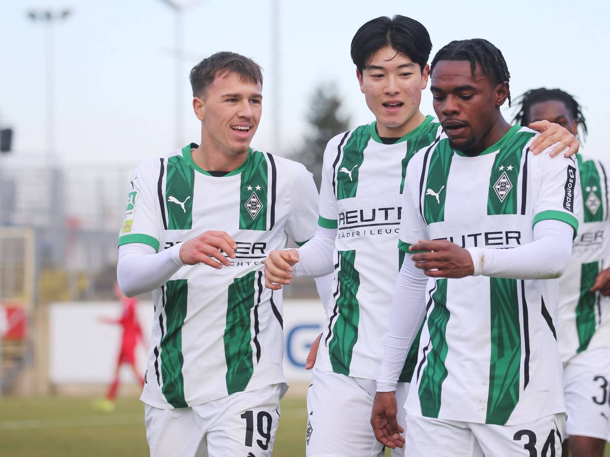 Borussia Mönchengladbachs Charles Herrmann bejubelt sein Tor im Regionalliga-Spiel bei Fortuna Düsseldorf mit seinen Teamkollegen Noah Pesch und In-gyom Jung.