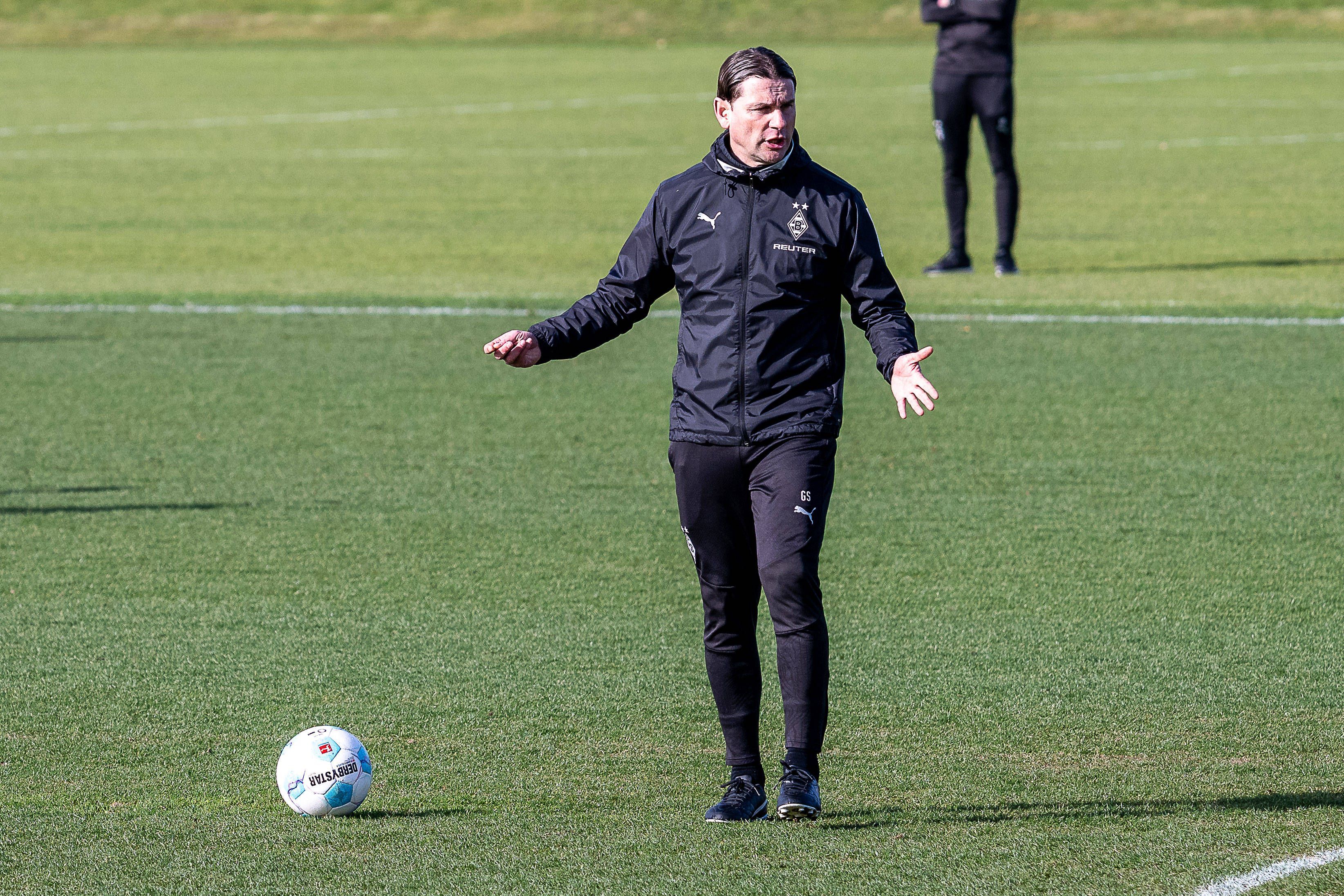 Gerardo Seoane streckt im Training fragend die Hände aus.