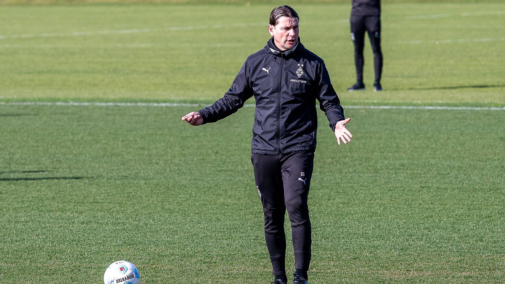 Gerardo Seoane streckt im Training fragend die Hände aus.